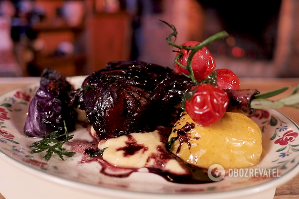 Ніжка ягняти, запечена в червоному вині з баношем та овочевими голубцями