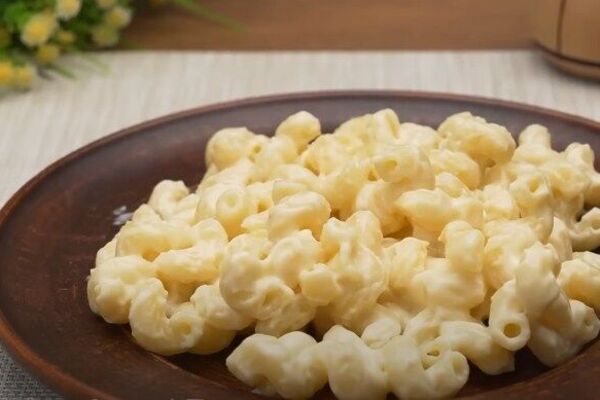 Макарони в сирному соусі