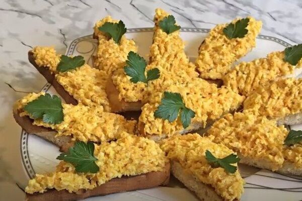 Бутерброди з плавленим сиром, морквою та часником