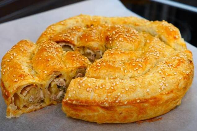 Мясной пирог ''Улитка'' с куриным фаршем, луком и слоеным тестом