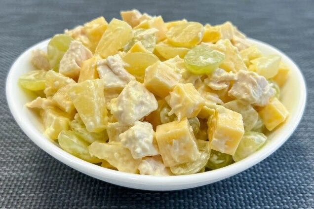 Салат ''Мадам'' с виноградом и сыром