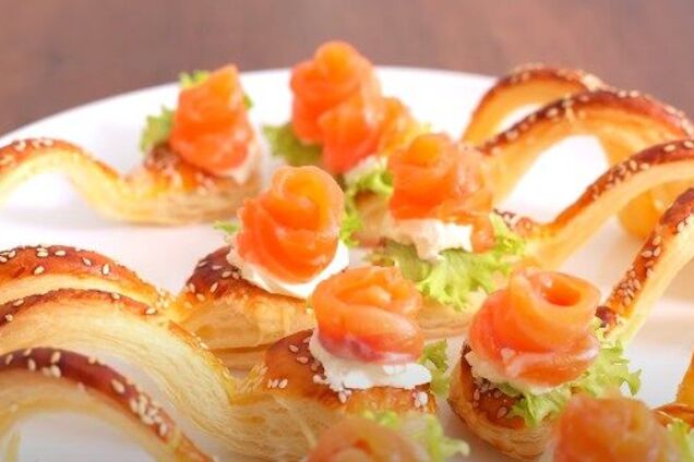 Закуска из слоеного теста и красной рыби