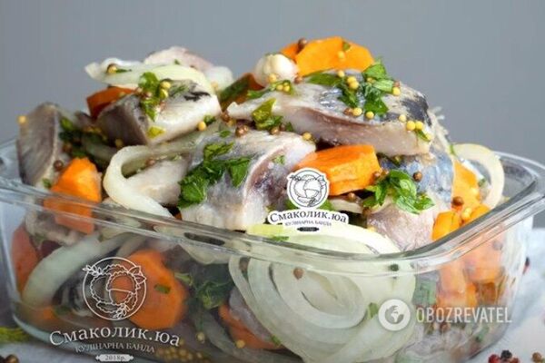 Маринований оселедець з овочами