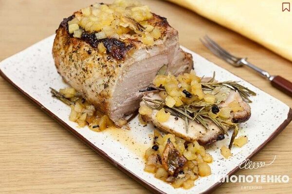 Буженина з яблучним соусом в духовці