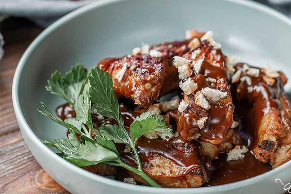 Свиные ребрышки в квасе и панировочных сухарях