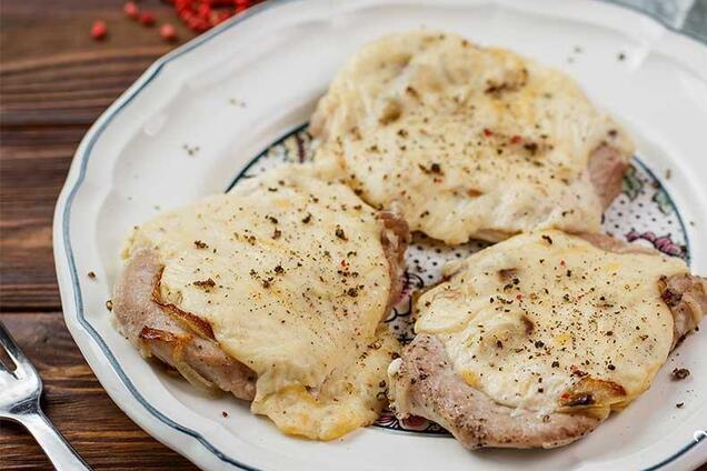 Мясо по-французски с соусом бешамель 