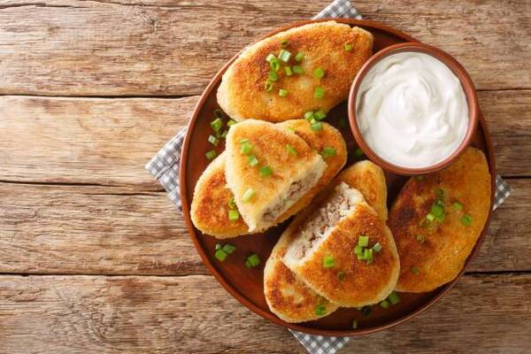 Сочные мясные зразы с яйцом и зеленым луком