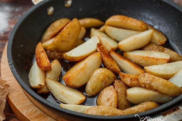 Молодой картофель по-селянски на сковороде и в духовке