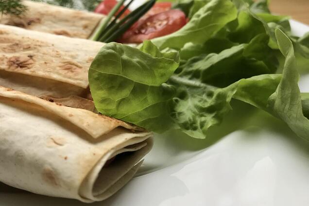 Ленивые трубочки из лаваша с сыром и зеленью за 10 минут