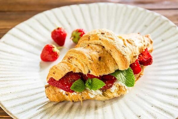 Круасан з полуницею