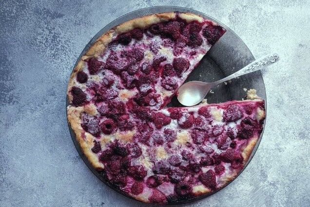 Пиріг клафуті з вишнею