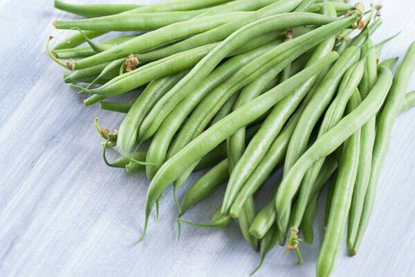 Спаржева квасоля з часником та спеціями на сковороді