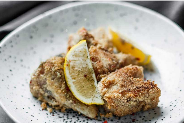 Минтай в паніруванні з манки