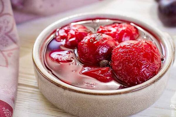 Консервовані сливи з часником та імбиром