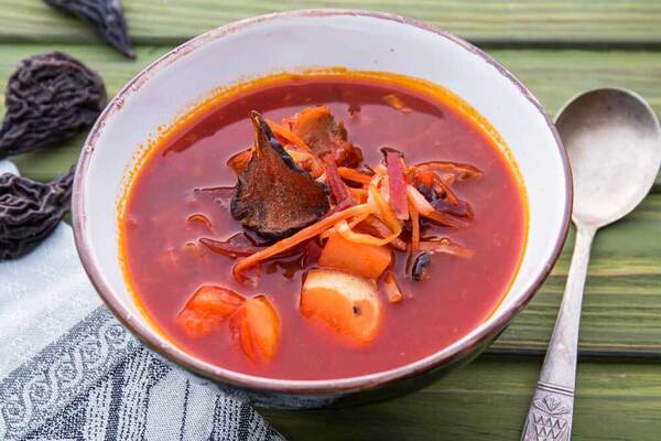 Борщ із в'яленою грушею