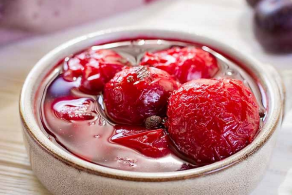 Консервовані сливи з кісточкою