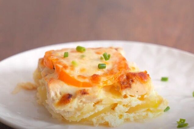 Картофель с куриным филе и сливочным соусом на луковой подушке