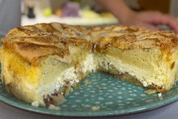 Шарлотка с яблоками и творогом