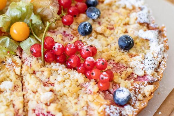 Тертий пиріг з ягодами