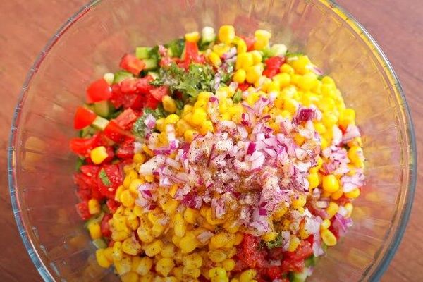 Салат з кукурудзою