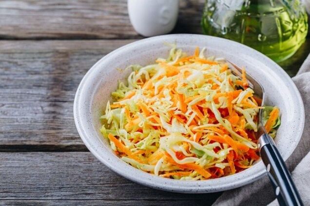 Салат из капусты, моркови и яблока