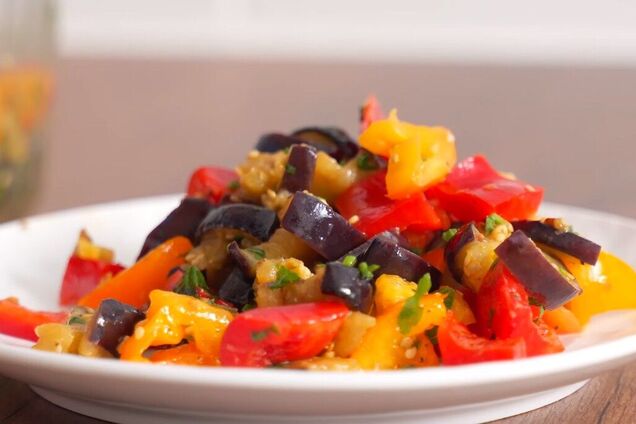 Салат из баклажанов, помидоров и перца