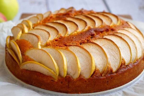 Медовий пиріг з яблуками та горіхами