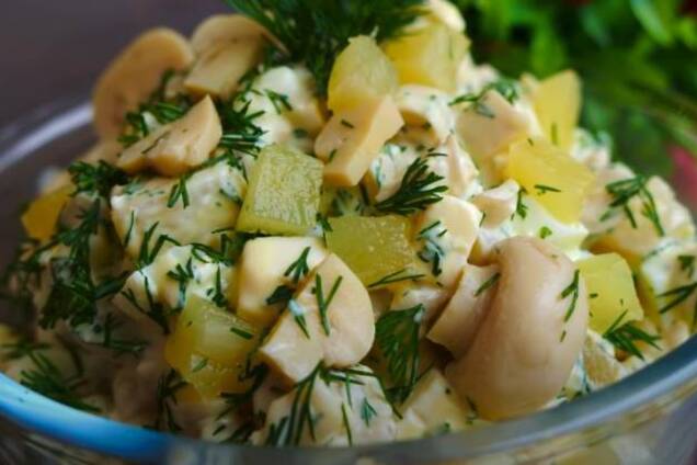 Салат з ананасами, маринованими грибами, яйцями та сиром