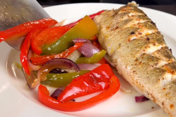 Судак с овощным гарниром в духовке