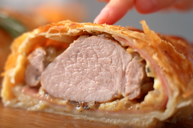 Запеченное мясо в слоеном тесте