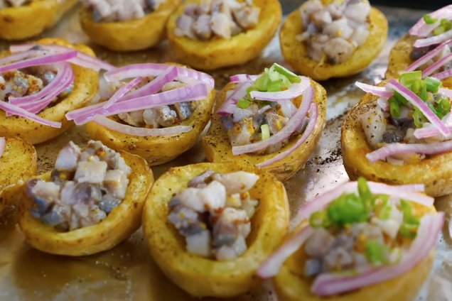 Закуска з картоплі з оселедцем та цибулею