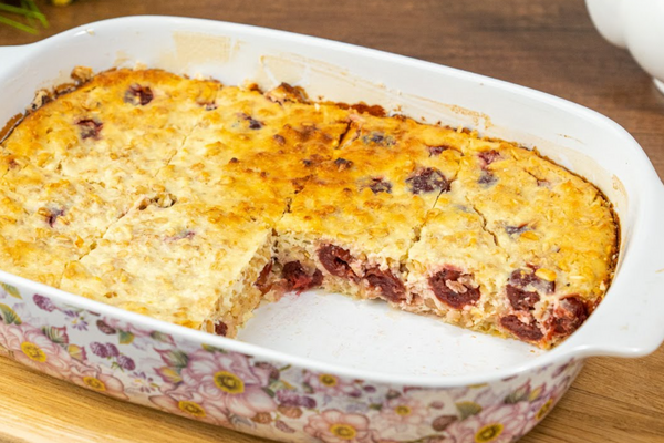 Сирна запіканка з вівсянкою та вишнею