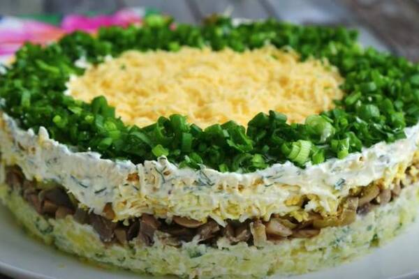 Салат гриби під шубою з сиром, картоплею та огірками