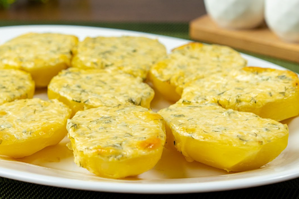 Запечена картопля з сирною начинкою