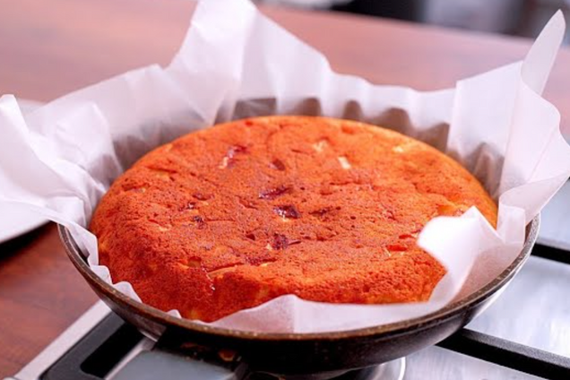 Яблочный пирог на сковороде