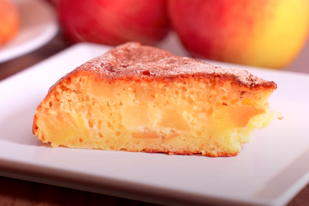 Швидкий яблучний пиріг на сковороді