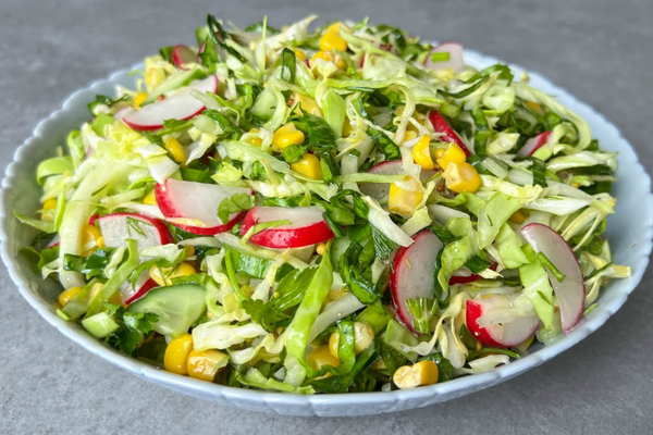 Салат з молодою капустою та редискою