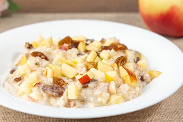Овсяная каша с яблоками и изюмом