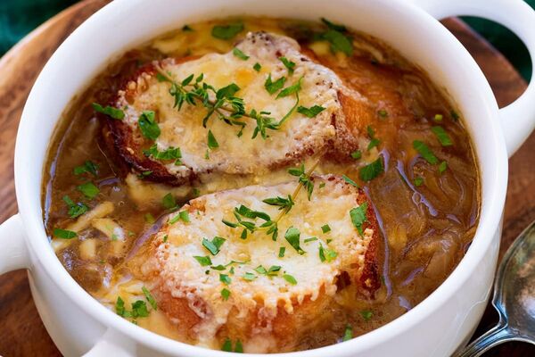 Луковый суп на курином бульоне