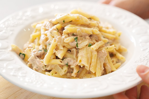 Макарони з тунцем у вершковому соусі