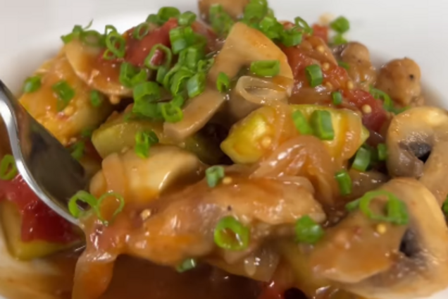 Кабачки с курицей на сковороде