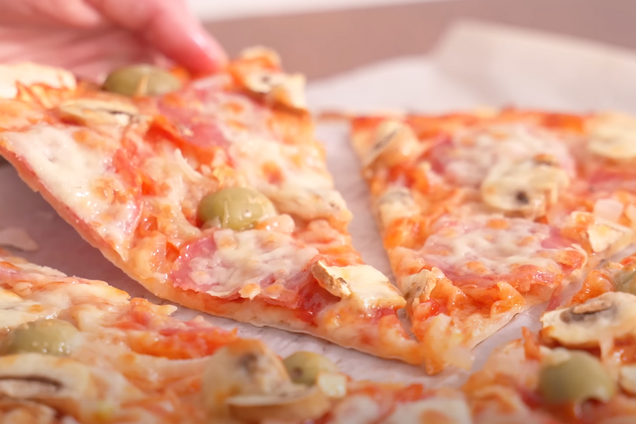 Піца з лаваша з грибами, сиром та ковбасою за 7 хвилин