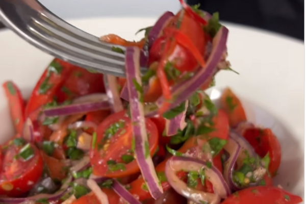 Быстрый маринованный салат к шашлыку