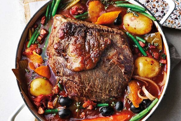 Телятина с овощами на сковороде