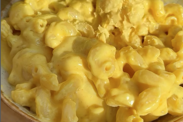 Макарони з сиром та соусом бешамель