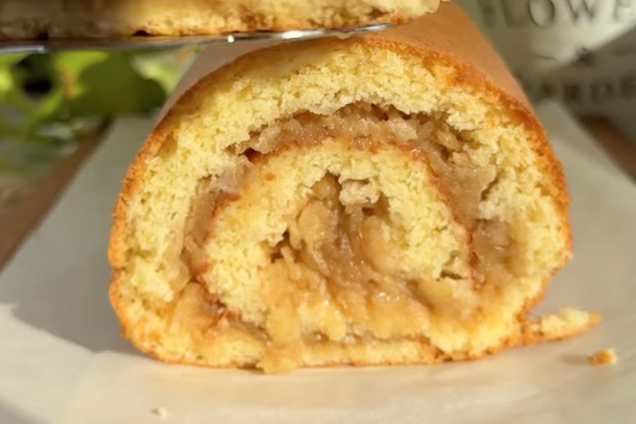 Яблучний рулет