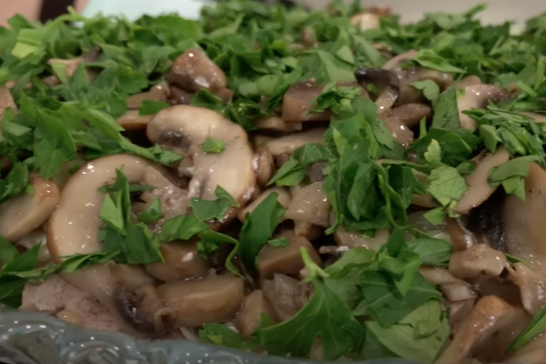 Салат ''Лемберг'' з язика, солоних огірків та картоплі