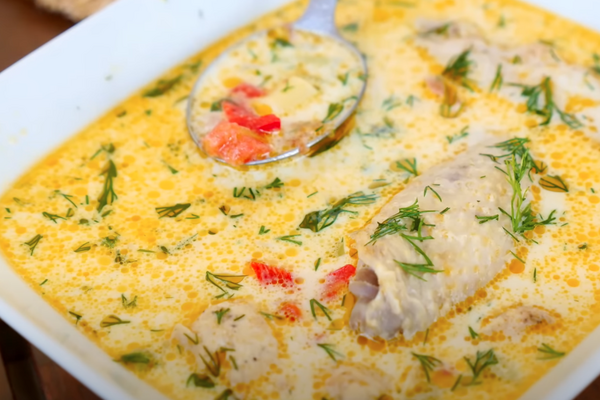 Вершковий суп з м'ясом та зеленню