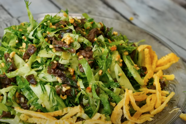 Закусочний салат з телятиною, зеленню та яєчним млинцем