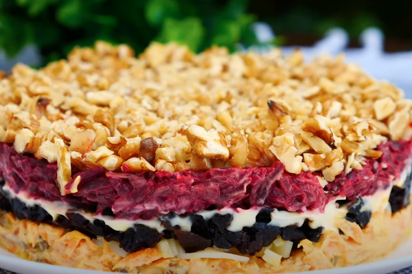 Смачний салат з буряка, з морквою та родзинками